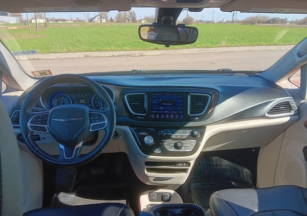 Chrysler Pacifica cena 76900 przebieg: 123000, rok produkcji 2016 z Łapy małe 211